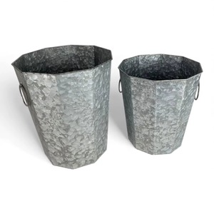 Macetero Redondo de Metal Galvanizado Resistente y Moderno con Acabado Acanalado para Decoración Rústica de Interiores y Exteriores - Product Image 5