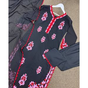 Magnifique tenue indienne et pakistanaise blanche avec broderies fantaisie, pantalon et dupatta, taille M HK - Product Image 2