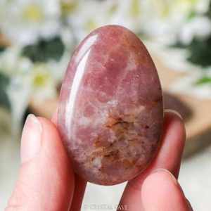 Pierre de quartz fraise naturelle polie, forme roulée, de haute qualité, pour la méditation et la guérison. - Product Image 6