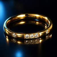 Großhandel Maßgefertigter 18K Vergoldeter Titanring mit 5 CZ-Stein-Einlagen Minimalistischer Ultraleichter Stapelbarer Ehering 2mm