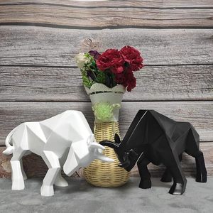 Figurine de taureau en résine polymère - Sculpture abstraite Art Déco pour la décoration de la maison, idéale pour les anniversaires, les mariages et les célébrations - Product Image 3