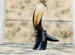 Authentique Corne à Boire Viking Bio avec Gravure et Support pour Bière/Vin/Mead/Élu - Cadeau d'Affaires Fait Main Style Artisanat d'Art - Product Image 2