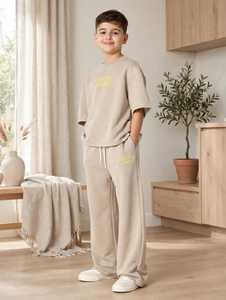 ONETEN APPARELS Ensemble de survêtement en coton beige pour garçons, col rond, manches courtes, coupe ample, pantalon à cordon avec poches latérales, printemps - Product Image 2