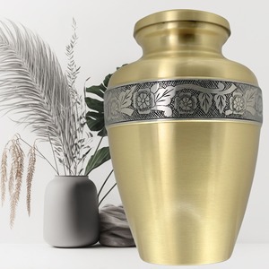 Urna Blanca de Alta Calidad Grabada a Mano para Cenizas, Capacidad de 200 Pulgadas Cúbicas, Estilo Americano, Acabado en Níquel y Oro Cepillado - Product Image 2