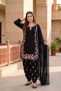 Ensemble prêt-à-porter en soie romaine noire, entièrement brodé par des artisans, avec bordure en dentelle fantaisie, comprenant haut, bas et dupatta. - Product Image 3