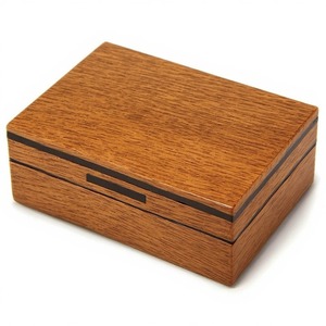 Étui à cigares en bois poli de luxe, conçu pour un style classique, avec une construction durable et une finition raffinée - Product Image 3
