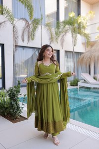 Robe longue Anarkali en soie élégante pour femmes, avec décoration en dentelle, pour mariages et fêtes - Vente en gros - Product Image 6