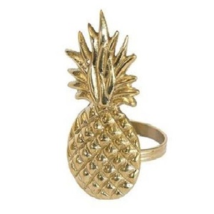 Porte-serviettes décoratif de luxe en aluminium doré, motif ananas, moderne, écologique, durable, personnalisable, en stock, pour mariage tropical - Product Image 4