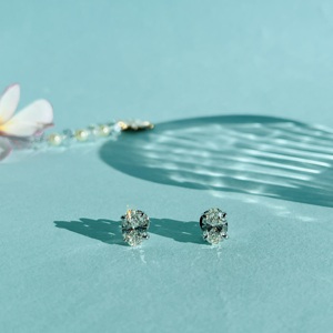 Pendientes de diamantes cultivados en laboratorio con certificación GIA de 1.50 CT E VVS1, corte brillante ovalado excelente, oro blanco de 18k, diseño unisex, estilo minimalista. - Product Image 1