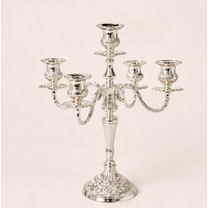 Candelabro Metálico de Lujo de 5 Brazos, Plateado, Adornado, Centro de Mesa, Portavelas para Decoración de Bodas y Eventos - Product Image 1