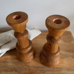 Chandeliers en bois de pin naturel tourné, style suédois du milieu du siècle, porte-bougies rustiques en bois, décoration de table scandinave - Product Image 4