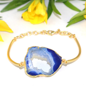 กำไลข้อมือหินธรรมชาติสีน้ำเงินทรงเจอด ประดับทอง 24K พร้อมสายปรับได้ เหมาะสำหรับโอกาสพิเศษ เช่น งานหมั้น หรือเพื่อสุขภาพ - Product Image 2