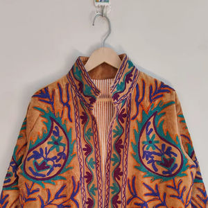 Chaqueta Bohemia de Terciopelo Suzani, Chaqueta Bordada a Mano con Diseño Floral, Abrigo Tribal Vintage Boho, Chaqueta Artística con Bordado Uzbeko - Product Image 1