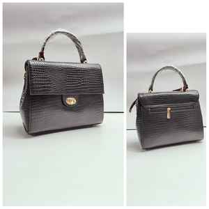 Bolso de Hombro de Cuero Genuino Hecho a Mano Estilo Vintage para Mujer con Cadenas, Diseño Espacioso y Atemporal para Uso Diario, Compras y Viajes, India - Product Image 3