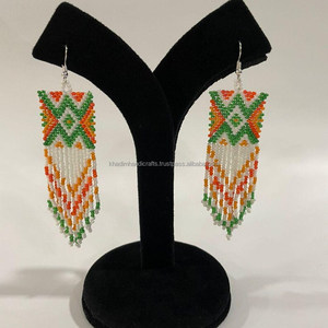 Collier de broderie de perles de verre de qualité supérieure Bijoux artisanaux de luxe pour des occasions glamour et festives - Product Image 1