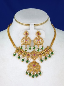 Ensemble de colliers de mariée traditionnels indiens |   Bijoux en alliage plaqué or Kundan, perles vertes, perles d'imitation assorties - Product Image 4