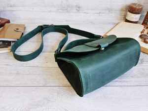 Bolso Bandolera de Cuero y Mezclilla para Hombre con Bordado y Borlas Otoñales - Product Image 2