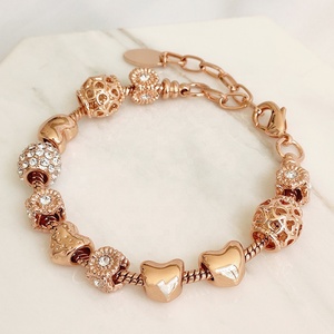 Bracelet pour femmes Daisini plaqué or 18 carats avec charmes en forme de cœur d'amour rayonnants, réglable, orné de cristaux Swarovski - Product Image 3