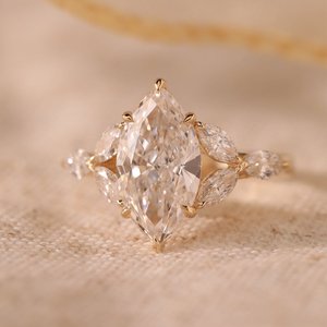 Bague de fiançailles en diamant de laboratoire taille marquise 3 carats, or jaune 14 carats, style Art Nouveau, inspirée de la nature, avec grappe de marquises - Product Image 3