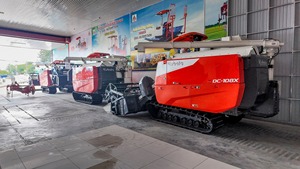 For DC-108X White Track Combine <b>Harvester</b> Grain <b>Harvester</b> Gearbox Gear Drive High Productivity Diesel Engine High Performance - Product Image 3