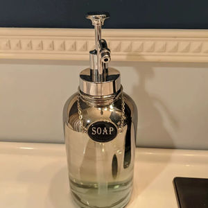 Dispensador de Jabón Clásico de Metal con Acabado Plateado, Ideal para Oficinas, Hoteles, Baños y Áreas Públicas, Soporte para Jabón Líquido - Product Image 1