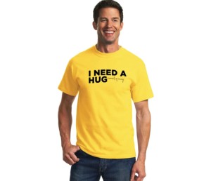 Camiseta de Manga Corta Naranja para Hombre con Estampado de "I Need A Hug", Cuello Redondo Informal, Corte Regular, 100% Algodón Jersey - Product Image 4