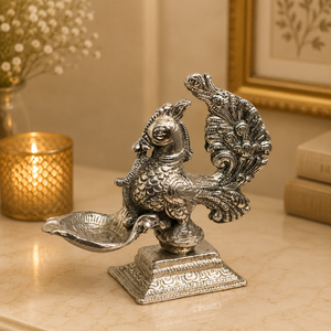Brûleur d'huile décoratif traditionnel en métal argenté poli en forme de paon pour Diwali, Pooja, ou cadeaux spirituels de réception de la maison - Product Image 3
