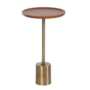 Table d'appoint sur pied en or brossé de qualité supérieure avec plateau en pierre blanche - Product Image 4