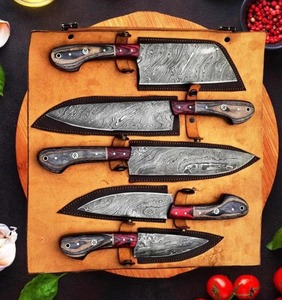 Ensemble de couteaux de chef à motif damas artisanal, 5 pièces, avec manches en bois et étuis en cuir - Product Image 1