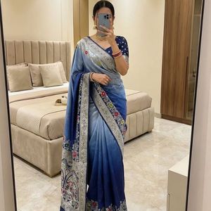 Sari en viscose pure et soie Dola avec tissage bicolore, richement orné de Meenakari et bordure contrastante en Zari, sari traditionnel pour les fêtes - Product Image 1