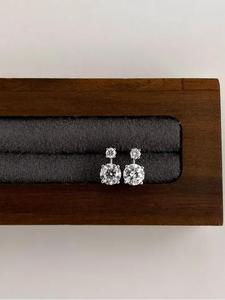Pendientes clásicos de diamantes redondos en oro blanco, delicados pendientes nupciales, joyería fina atemporal, regalo de aniversario para ella, lujo exquisito. - Product Image 1
