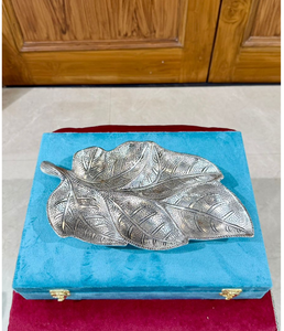 Nueva Bandeja de Servir de Aluminio Hecha a Mano con Diseño de Hoja y 5 Compartimentos para Nueces y Bocadillos, Decorativa y de Lujo para Acción de Gracias - Product Image 1