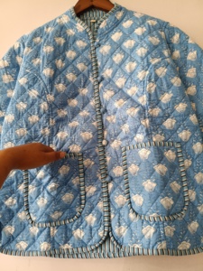 Chaqueta de algodón acolchada con patchwork hecho a mano: Abrigo bohemio reversible - Product Image 6