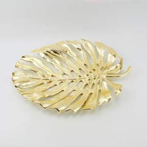 Plat de service décoratif en aluminium à motif de feuilles pour une décoration festive de table, créant une mise en scène élégante et accueillante - Product Image 2