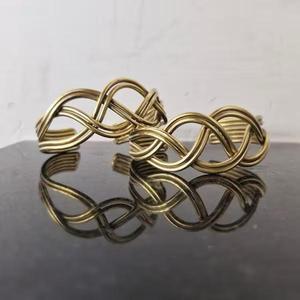 Brazalete de latón dorado premium con detalles de inspiración tradicional para fiestas, regalos de boda y accesorios de moda. - Product Image 3