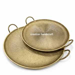 Bandeja de Servicio Decorativa de Metal Martillado de Lujo con Asas, Plato Redondo para Servir en la Cocina - Product Image 1