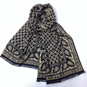 ผ้าคลุมไหล่ผู้หญิงขายส่ง เนื้อนุ่ม มีขอบ แต่งสีตามสั่ง พิมพ์ลาย ผ้าถักสำหรับฤดูหนาว ผ้าแคชเมียร์ ลูกไม้สีดำ บริการ OEM - Product Image 4