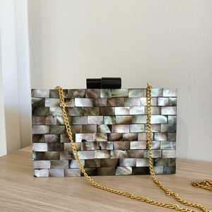 Pochette de soirée de luxe artisanale en nacre incrustée, avec un design élégant et distinctif - Product Image 4