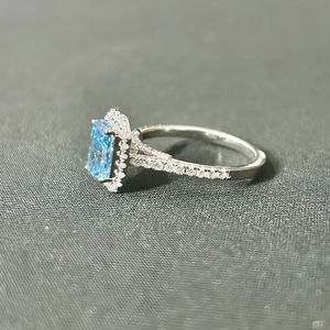 Anillo de compromiso y aniversario de diamante azul vívido de laboratorio de 5 quilates con engaste pavé de plata 925, corte radiante, certificado IGI, rodio. - Product Image 2
