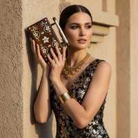Pochette de soirée élégante en bois artisanal avec incrustation complexe en nacre et finition haut de gamme pour les cérémonies nuptiales par Casa Hub