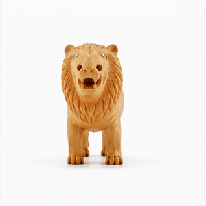 Figurine de lion sculptée à la main en bois, sculpture animale traditionnelle pour décoration de table - Product Image 1