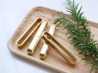 Repose-couverts en laiton doré fait à la main conçu pour le service de table de cuisine de salle à manger à la maison élégante