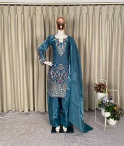 Costume Salwar le plus vendu, parfait pour les fêtes et les mariages. Notre tenue de créateur : haut brodé, Salwar Farsi et Dupatta en soie Gimmy. - Product Image 3
