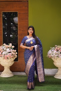 Sari Tradicional Indio de Seda Banarasi con Trabajo de Tejido Zari para Bodas y Eventos Festivos, Atuendo para Mujer - Product Image 5