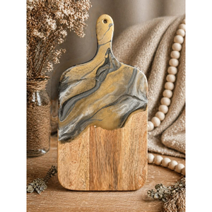 Tabla de cortar artesanal de resina epoxi con diseño de olas oceánicas y madera maciza con asa en forma de corazón, tabla de charcutería premium con arte de playa al atardecer. - Product Image 4