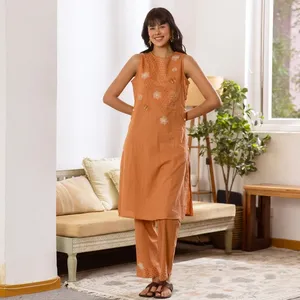Vestido midi tipo kurta de lino y algodón con bordado naranja, sin mangas, cuello redondo, corte holgado, para uso diario, estilo veraniego. - Product Image 1