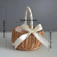 Panier en osier tressé à la main avec poignée et ruban décoratif, idéal pour les demoiselles d'honneur et la décoration intérieure, provenant d'Inde