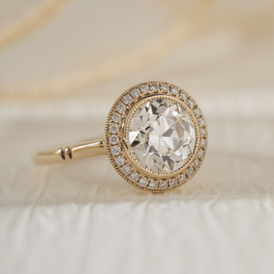Bague de fiançailles style Art Déco en or jaune avec diamant de laboratoire taille ancienne européenne de 2,5 carats, halo serti clos et bande sculptée à motif Migraine - Product Image 5