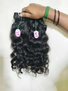 Mèches de cheveux naturels indiens Remy à ondulations naturelles, bruts, bouclés, non traités, cuticules alignées, double trame machine, provenant d'un seul donneur - Product Image 4