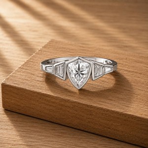 Anillo de compromiso de oro macizo de 10K, 14K, 18K con diamante cultivado en laboratorio con corte escudo certificado IGI, solitario de cinco piedras, venta al por mayor - Product Image 2